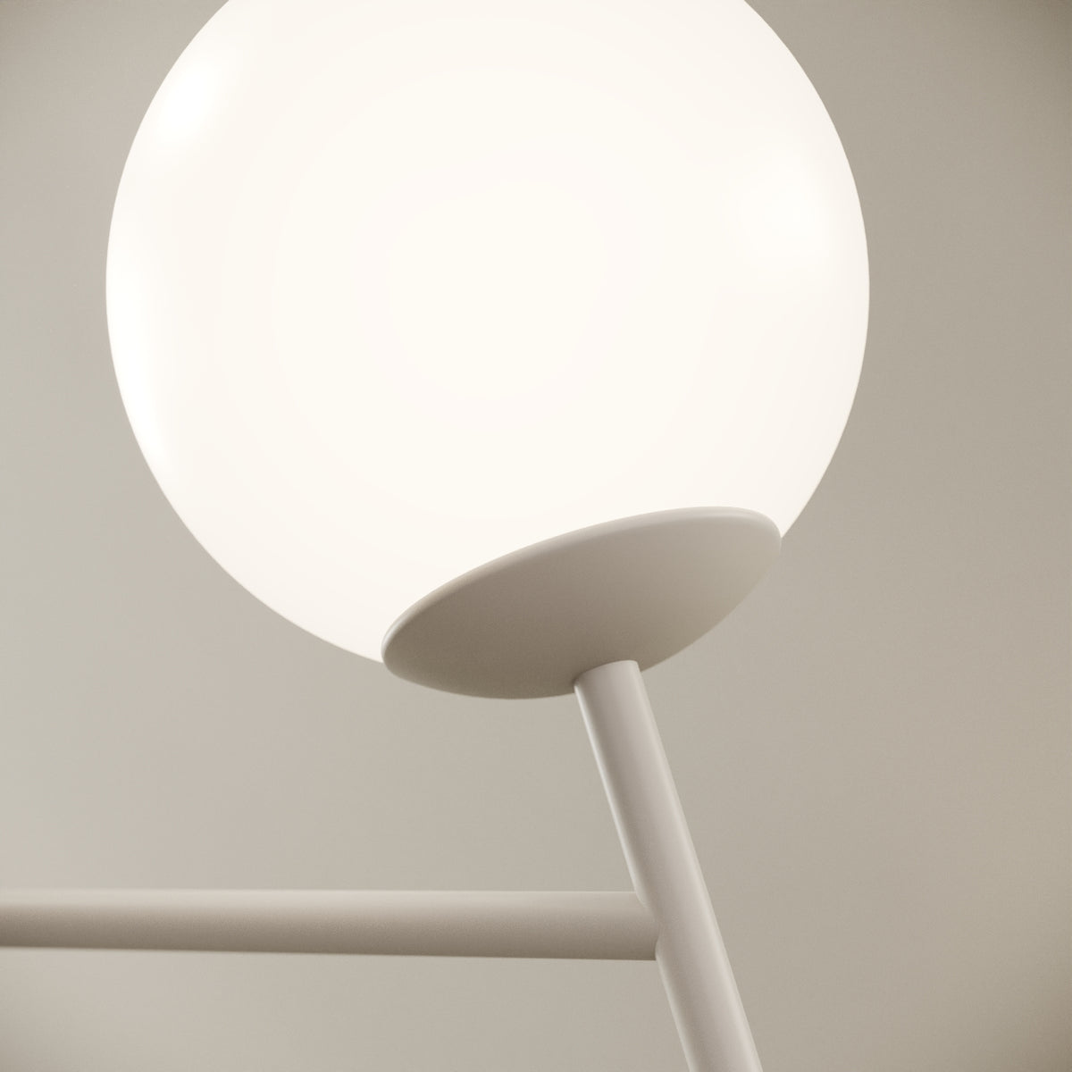 OMINO lampada da tavolo bianco finitura Push, dettaglio della base in ottone verniciato bianco e del profilo curvilineo