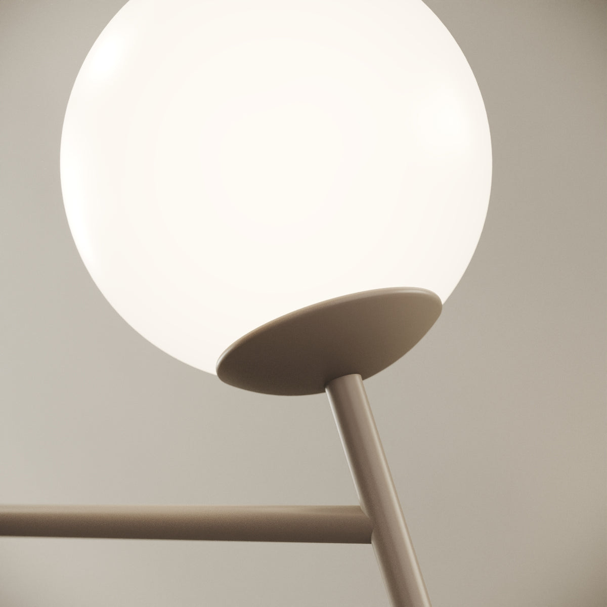 OMINO lampada da tavolo tortora finitura Push, dettaglio della base in ottone verniciato tortora e del profilo curvilineo