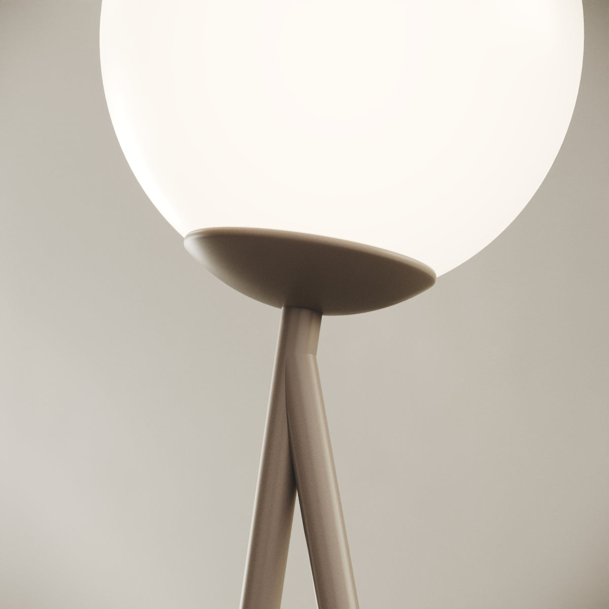 OMINO lampada da tavolo tortora finitura Seat, dettaglio della base in ottone verniciato tortora e del profilo curvilineo
