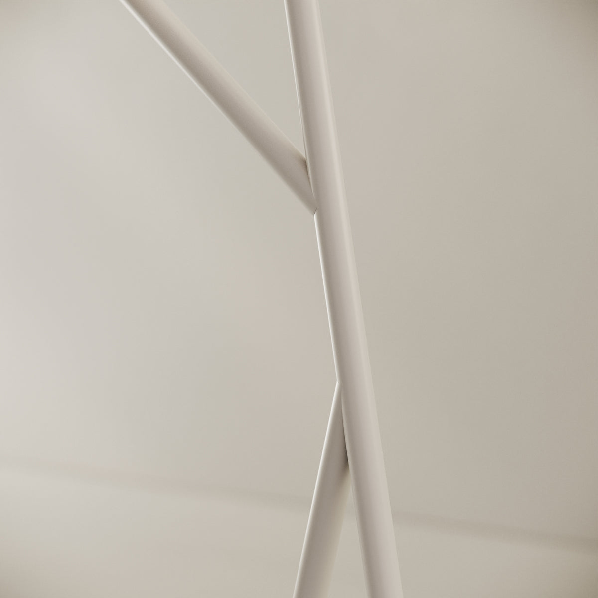 OMINO lampada da tavolo bianco finitura Poser, dettaglio della sfera in vetro opalino e dell'attacco all'asta in ottone verniciato bianco