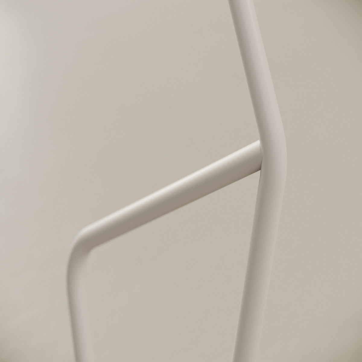 OMINO lampada da tavolo bianco finitura Think, dettaglio della sfera in vetro opalino e dell'attacco all'asta in ottone verniciato bianco