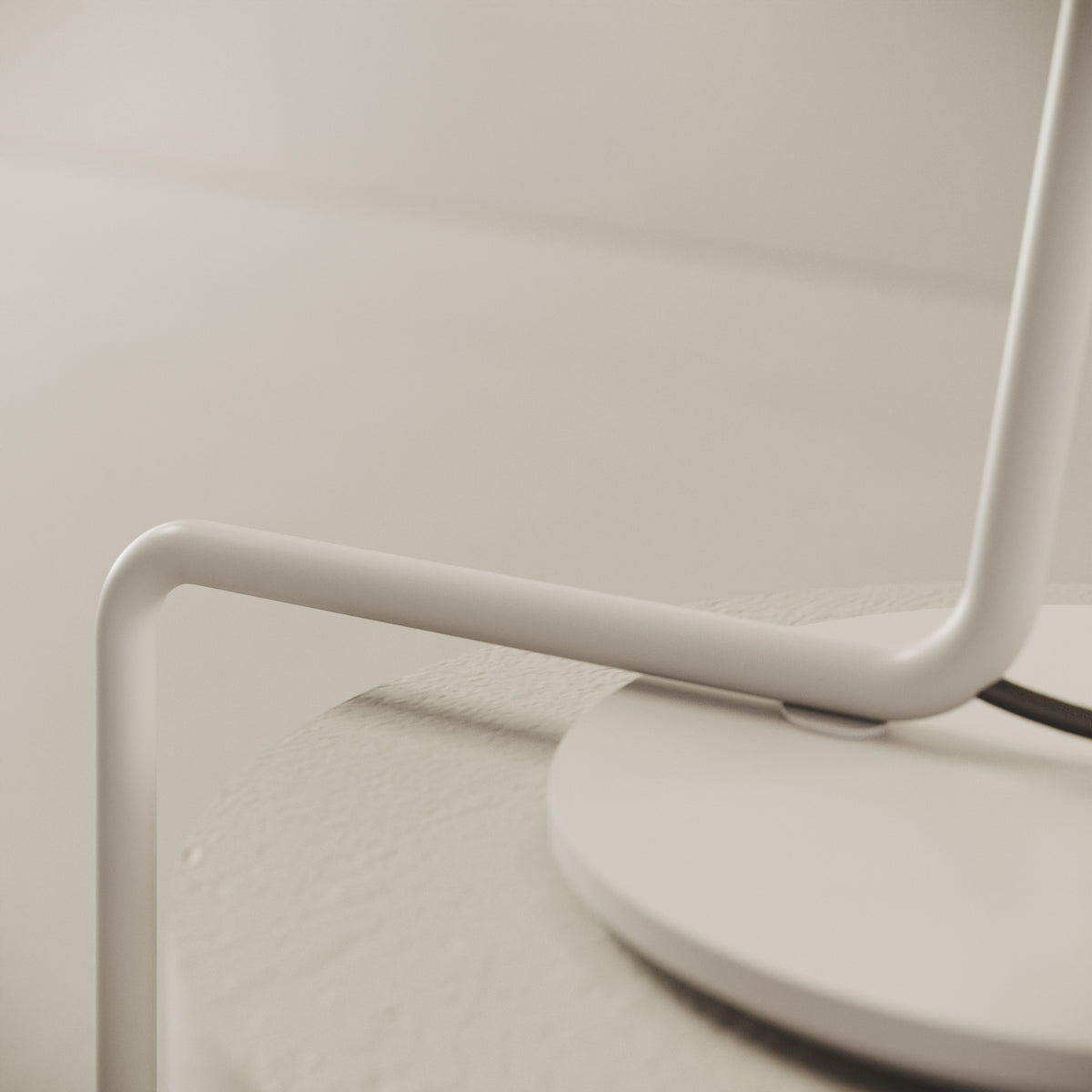 OMINO lampada da tavolo bianco finitura Seat, dettaglio della sfera in vetro opalino e dell'attacco all'asta in ottone verniciato bianco