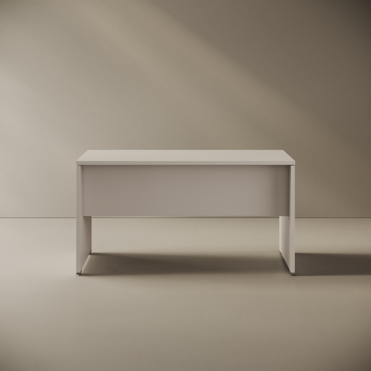 Scrivania OXI bianco 120x60 cm, vista frontale — piano e fianchi in legno nobilitato spessore 25 mm, bordi in ABS, struttura pannellata