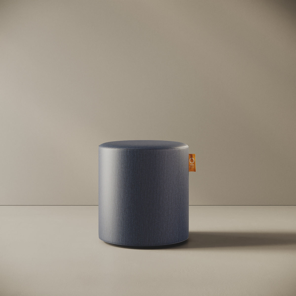 Pouf Comodo brooklyn taglia S Ø 47 × H 47 cm, vista frontale — rivestimento in denim robusto
