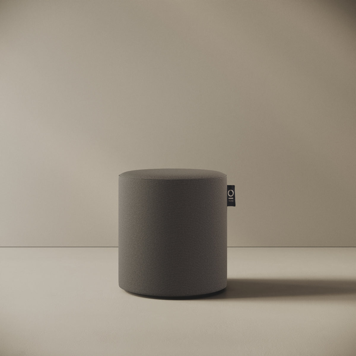 Pouf Comodo grigio taglia S Ø 47 × H 47 cm, vista frontale — rivestimento in tessuto acrilico idrorepellente e antimacchia