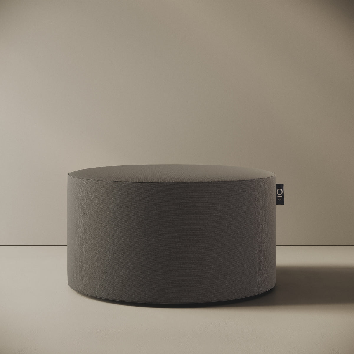 Pouf Comodo grigio taglia L Ø 90 × H 47 cm, vista frontale — rivestimento in tessuto acrilico idrorepellente e antimacchia