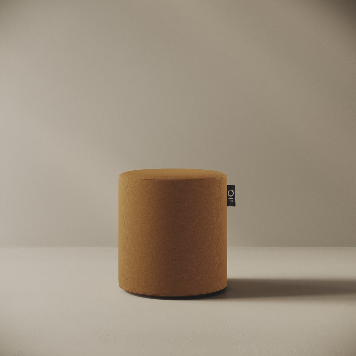 Pouf Comodo tabacco taglia S Ø 47 × H 47 cm, vista frontale — rivestimento in tessuto acrilico idrorepellente e antimacchia