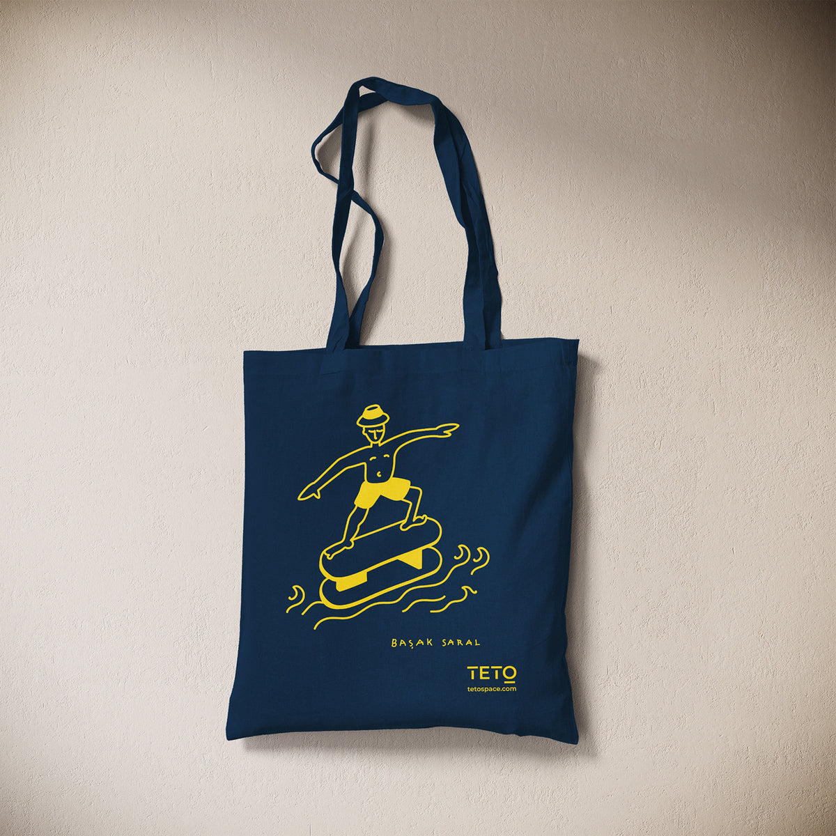 Tote bag in canvas Blu con illustrazione Serf di Başak Saral (surfista sul pouf tra le onde), vista frontale – TETO