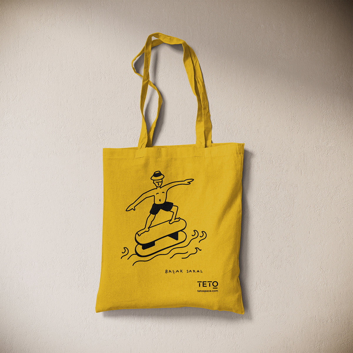 Tote bag in canvas Giallo con illustrazione Serf di Başak Saral (surfista sul pouf tra le onde), vista frontale – TETO