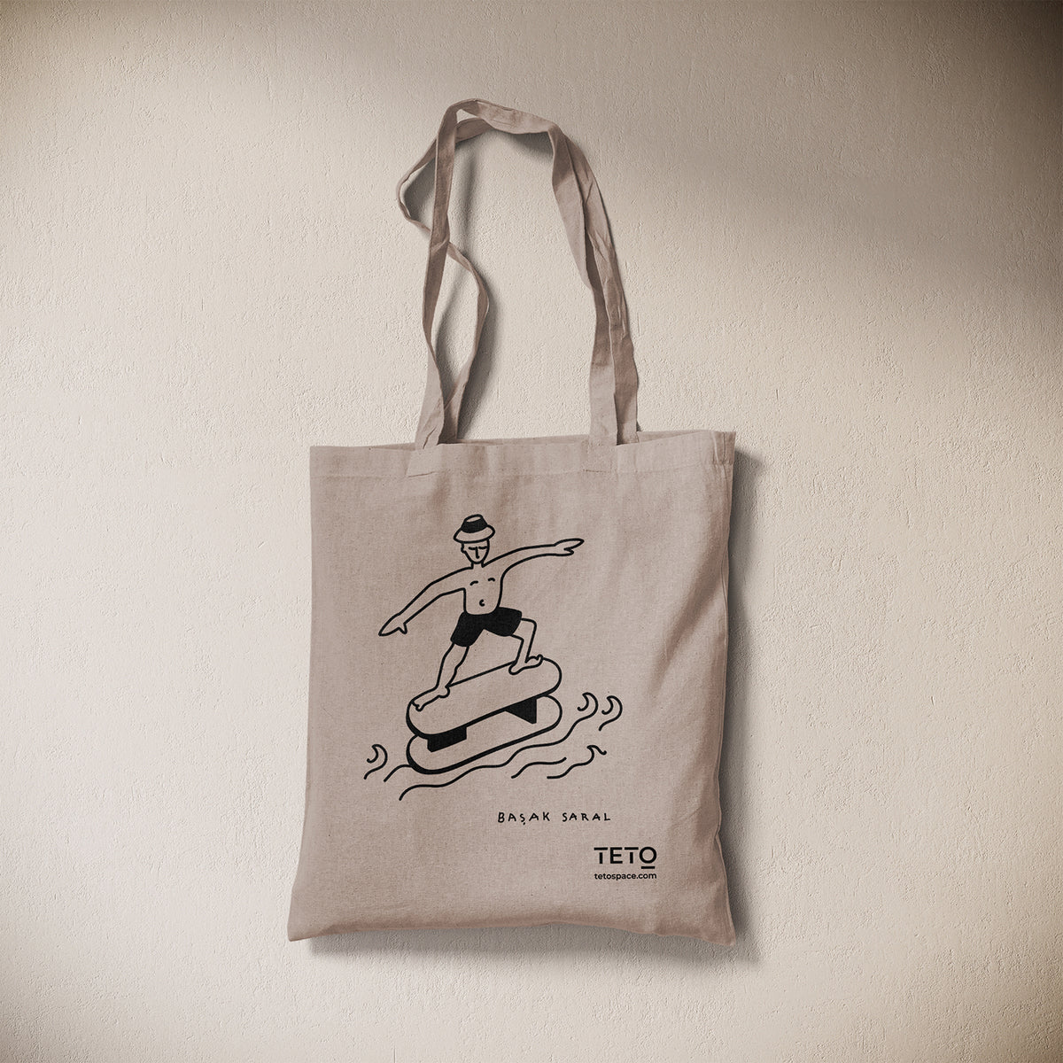 Tote bag in canvas Grigio con illustrazione Serf di Başak Saral (surfista sul pouf tra le onde), vista frontale – TETO