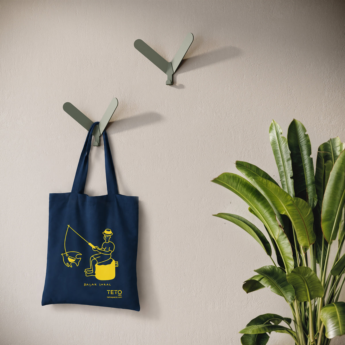 Tote bag in canvas Blu con illustrazione Pouf di Başak Saral (donna che prende il sole sdraiata sul pouf), ambientata – TETO