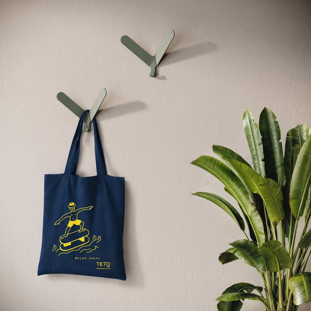 Tote bag in canvas Blu con illustrazione Serf di Başak Saral (surfista sul pouf tra le onde), ambientata – TETO