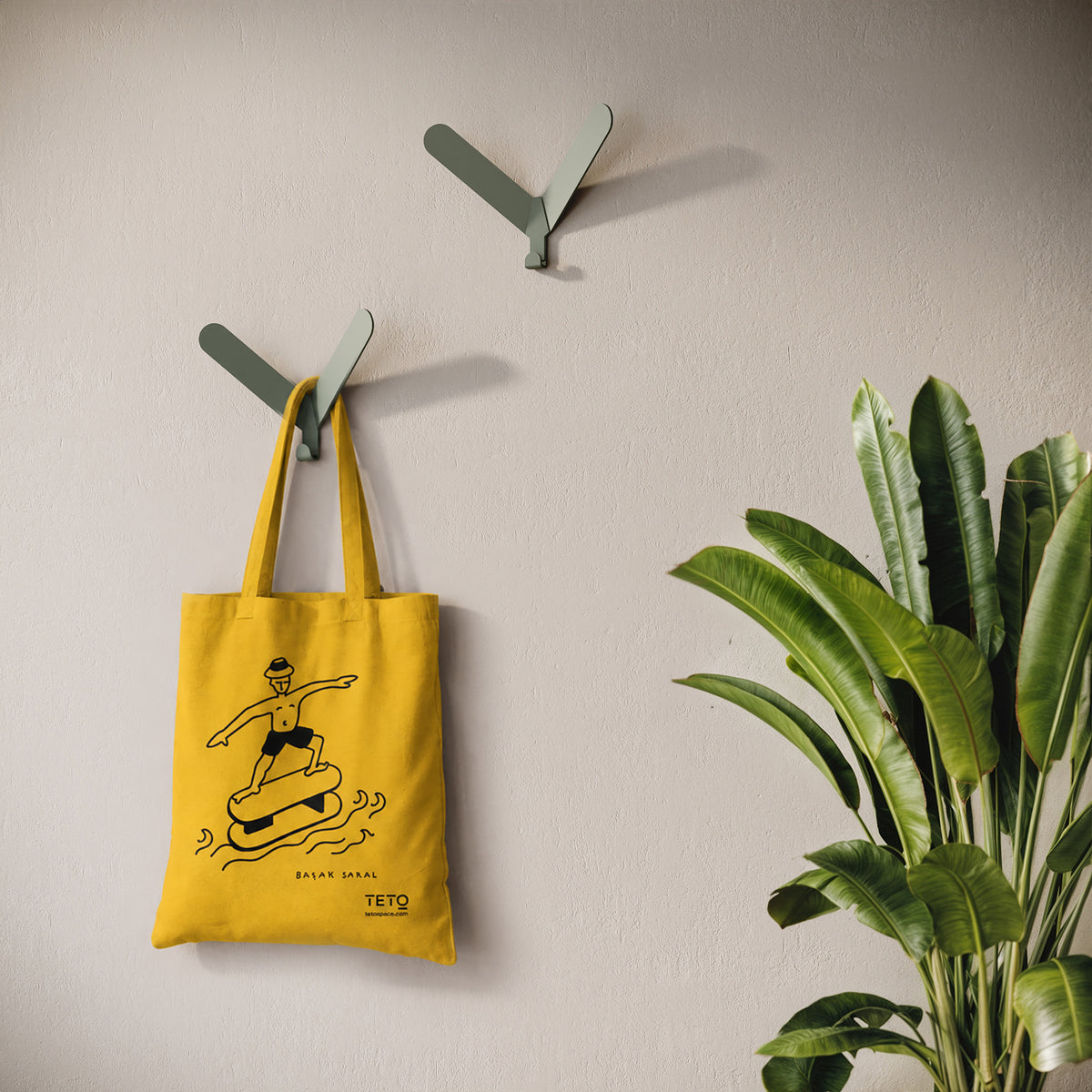 Tote bag in canvas Giallo con illustrazione Serf di Başak Saral (surfista sul pouf tra le onde), ambientata – TETO