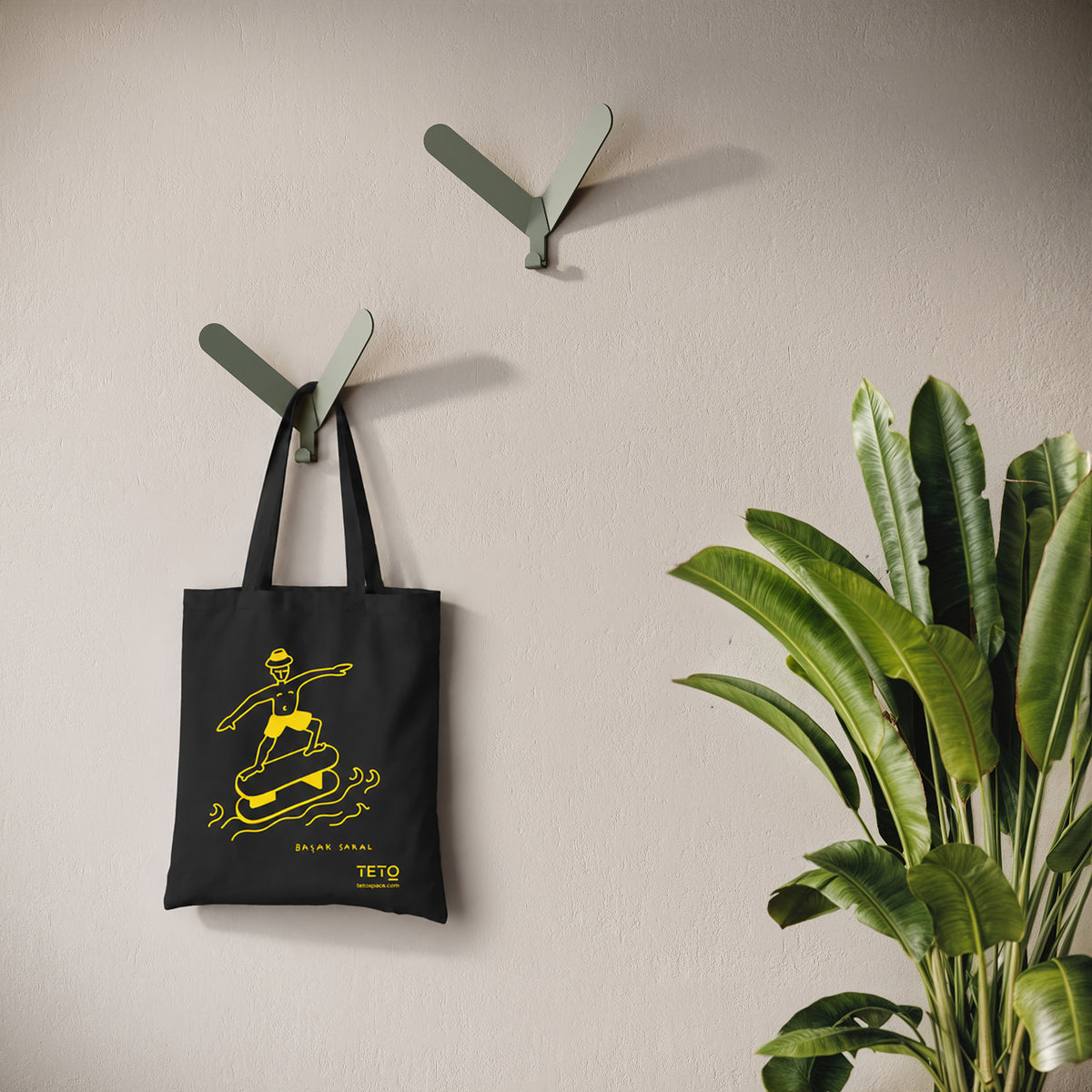 Tote bag in canvas Nero con illustrazione Serf di Başak Saral (surfista sul pouf tra le onde), ambientata – TETO