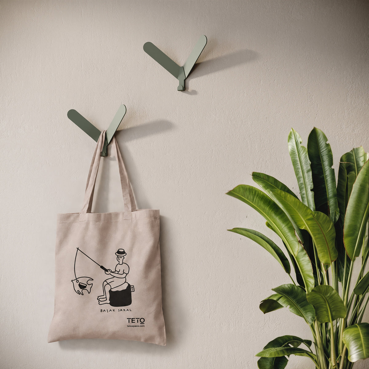 Tote bag in canvas Grigio con illustrazione Pouf di Başak Saral (donna che prende il sole sdraiata sul pouf), ambientata – TETO