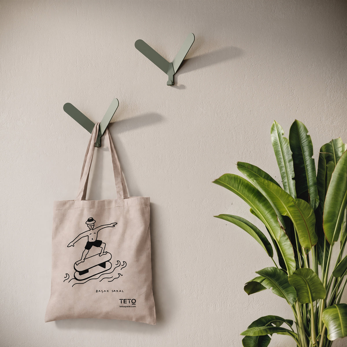 Tote bag in canvas Grigio con illustrazione Serf di Başak Saral (surfista sul pouf tra le onde), ambientata – TETO
