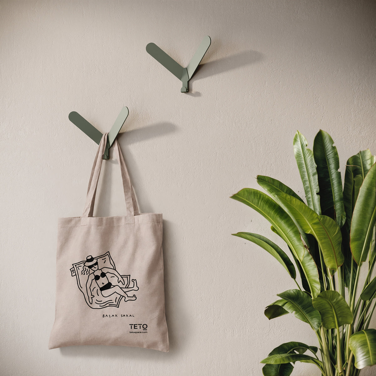 Tote bag in canvas Grigio con illustrazione Fish di Başak Saral (pescatore seduto sul pouf), ambientata – TETO