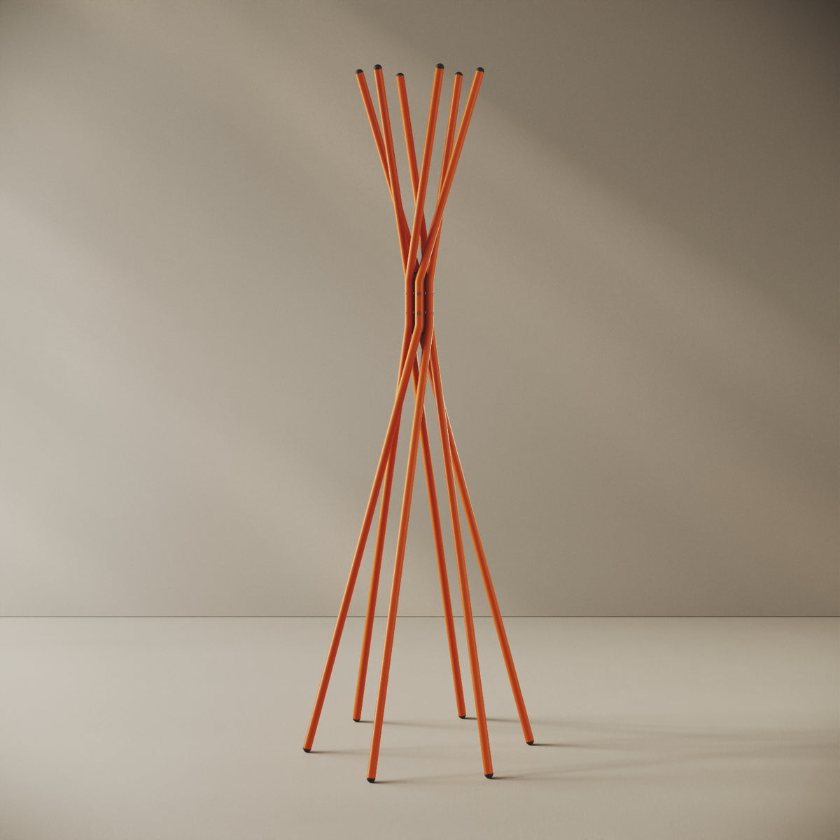Appendiabiti a terra Tree arancione, vista frontale — ferro verniciato a polveri epossipoliestere, struttura ad albero h 177 cm, base Ø 60 cm con 6 bracci portaoggetti