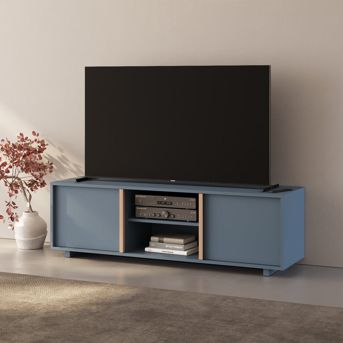 Mobile TV ILE blu taglia L in soggiorno — madia moderna in legno nobilitato abbinata a divano e televisore