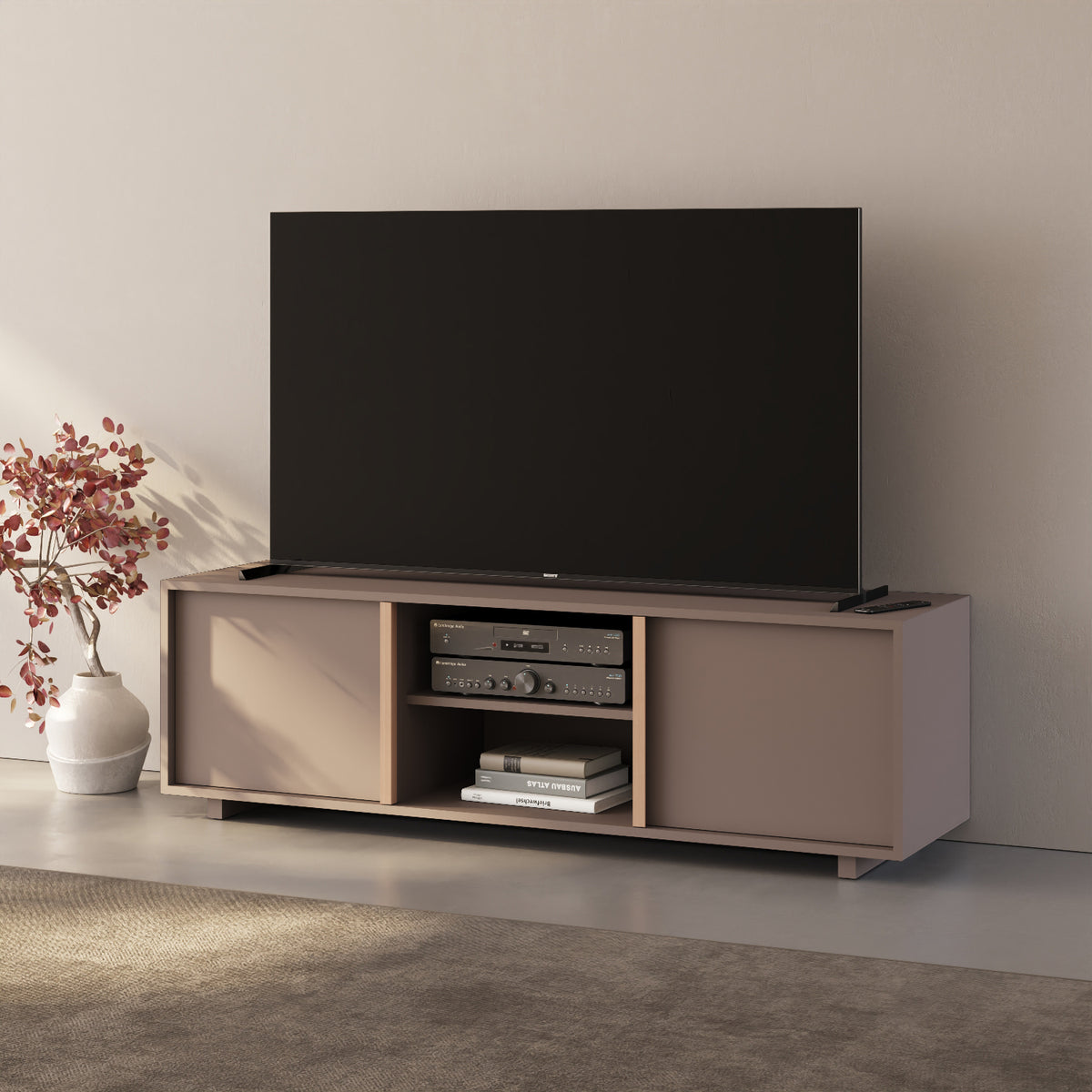 Mobile TV ILE cappuccino taglia L in soggiorno — madia moderna in legno nobilitato abbinata a divano e televisore