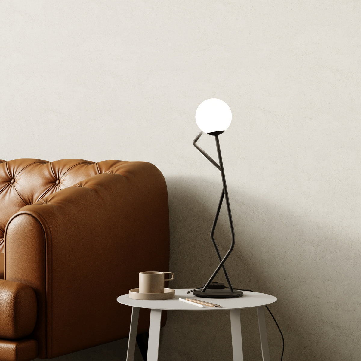 OMINO lampada da tavolo nero finitura Poser in contesto living — illuminazione da tavolo su scrivania o comodino