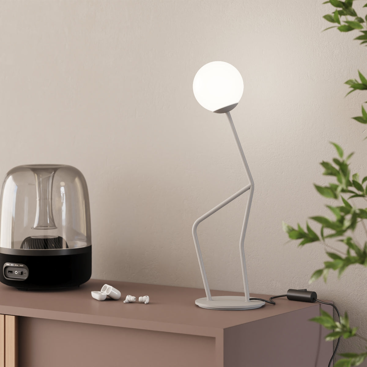 OMINO lampada da tavolo bianco finitura Think in contesto living — illuminazione da tavolo su scrivania o comodino
