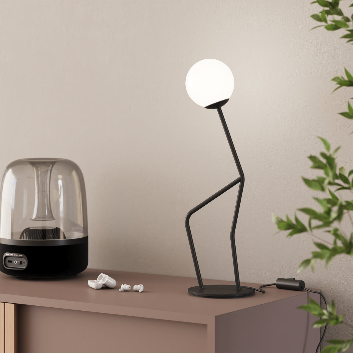 OMINO lampada da tavolo nero finitura Think in contesto living — illuminazione da tavolo su scrivania o comodino