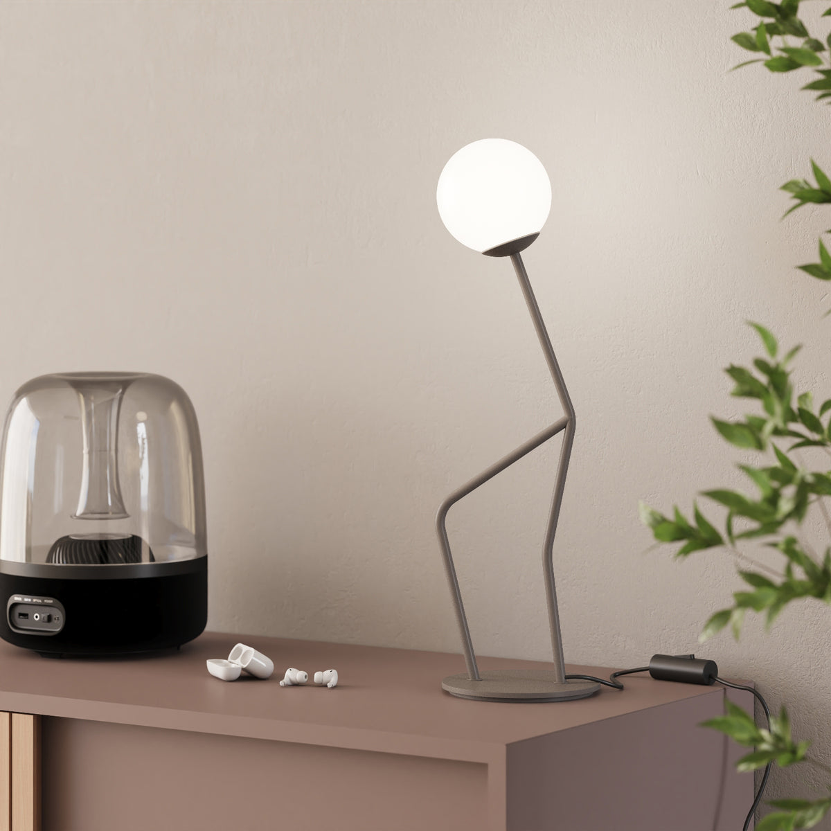 OMINO lampada da tavolo tortora finitura Think in contesto living — illuminazione da tavolo su scrivania o comodino