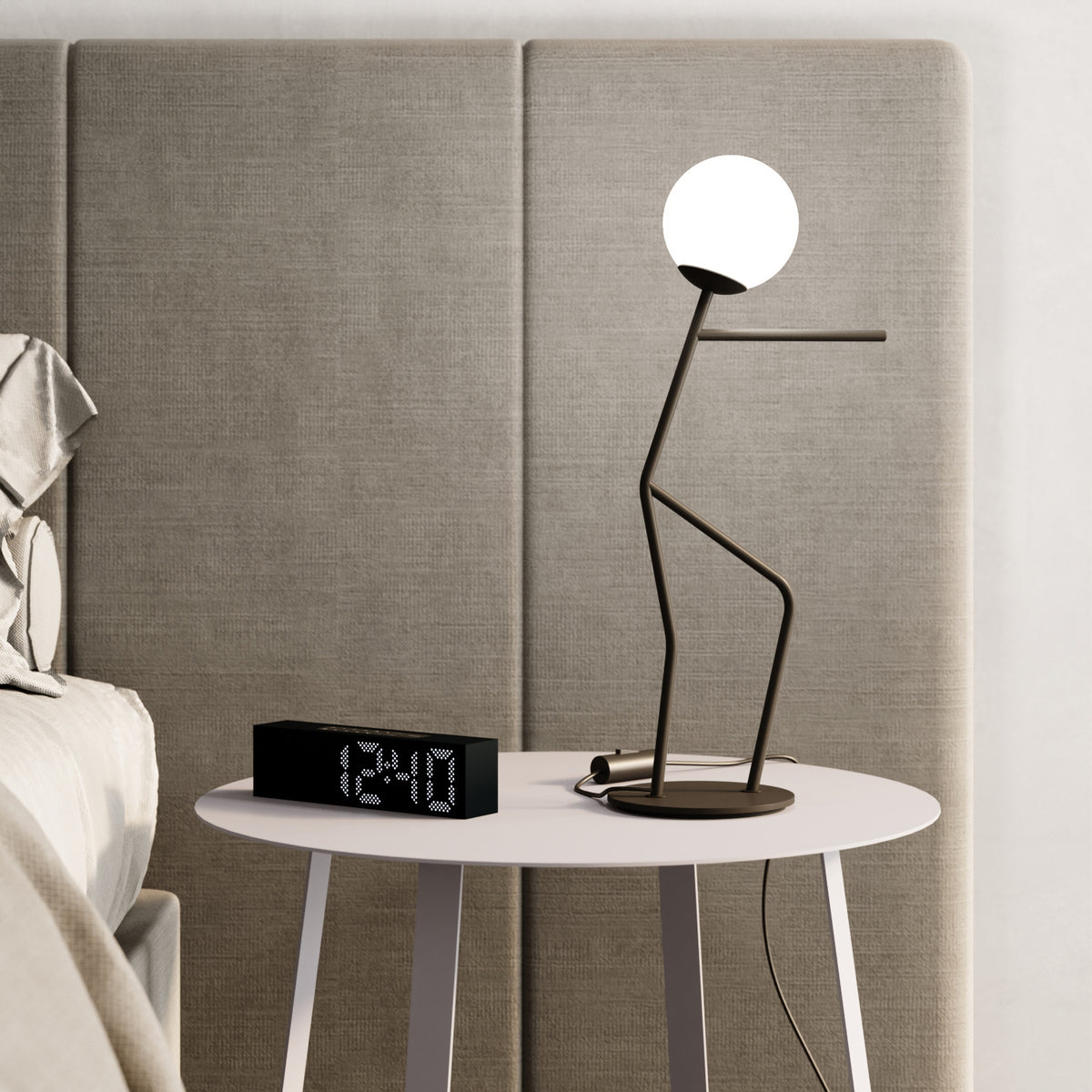 OMINO lampada da tavolo nero finitura Push in contesto living — illuminazione da tavolo su scrivania o comodino
