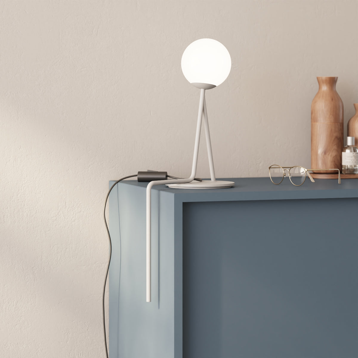 OMINO lampada da tavolo bianco finitura Seat in contesto living — illuminazione da tavolo su scrivania o comodino