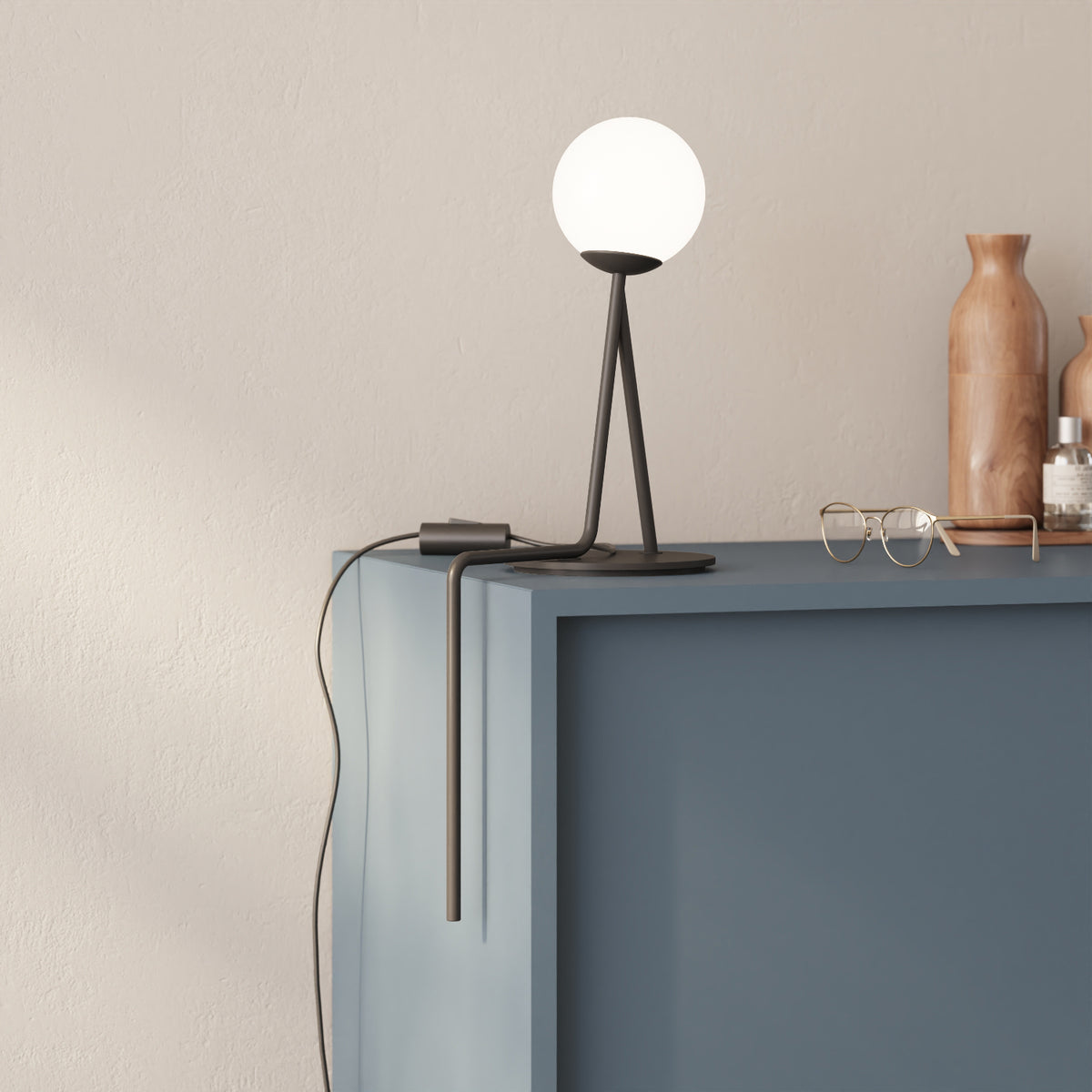 OMINO lampada da tavolo nero finitura Seat in contesto living — illuminazione da tavolo su scrivania o comodino
