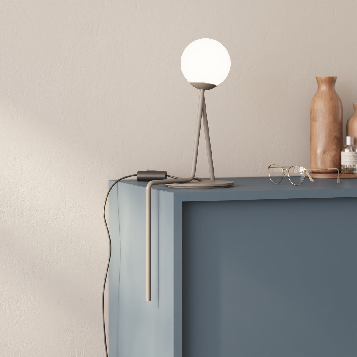 OMINO lampada da tavolo tortora finitura Seat in contesto living — illuminazione da tavolo su scrivania o comodino