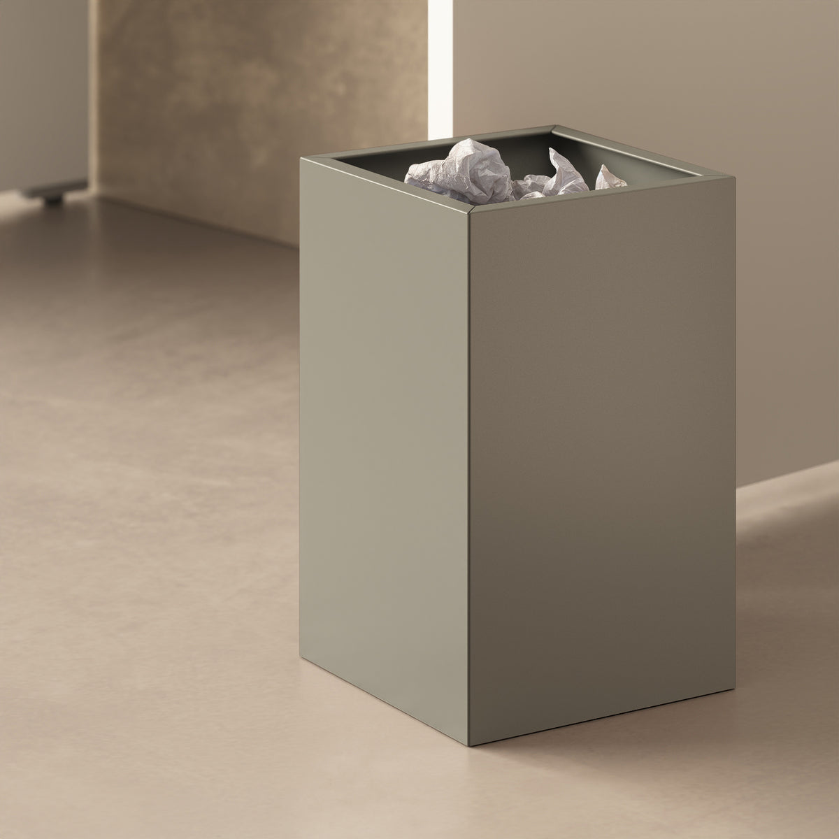 Cestino ALL grigio in home office — cestino portacarte abbinato a scrivania, lampada e monitor