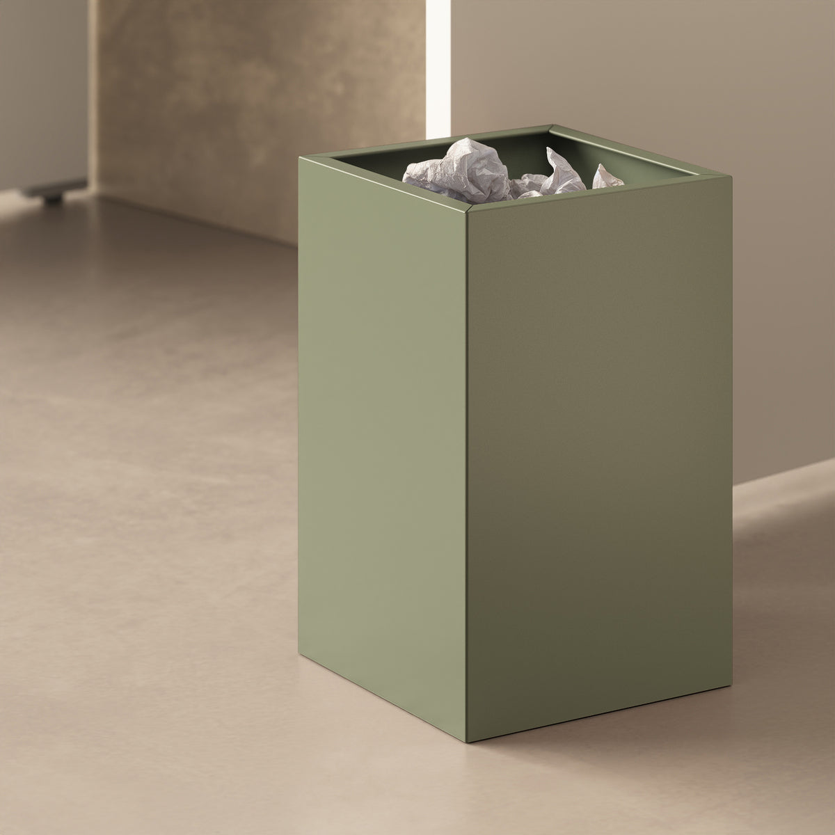 Cestino ALL verde in contesto domestico — organizzatore per carta su scrivania o piano di lavoro