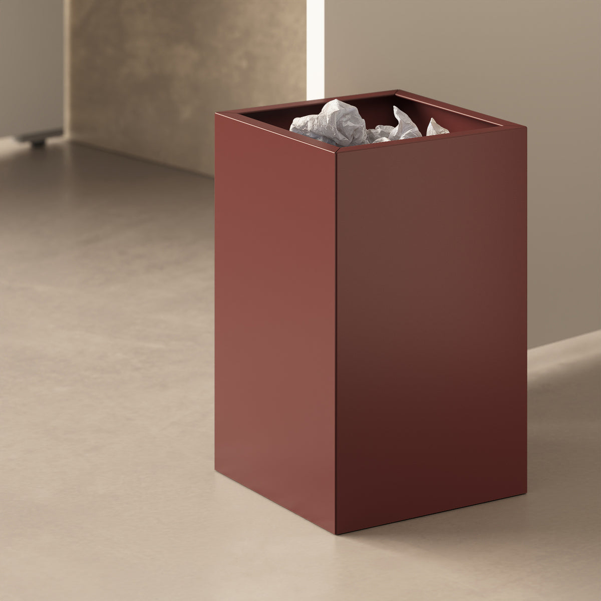 Cestino ALL rosso in contesto living — cestino decorativo in metallo abbinato a scrivania e accessori di design