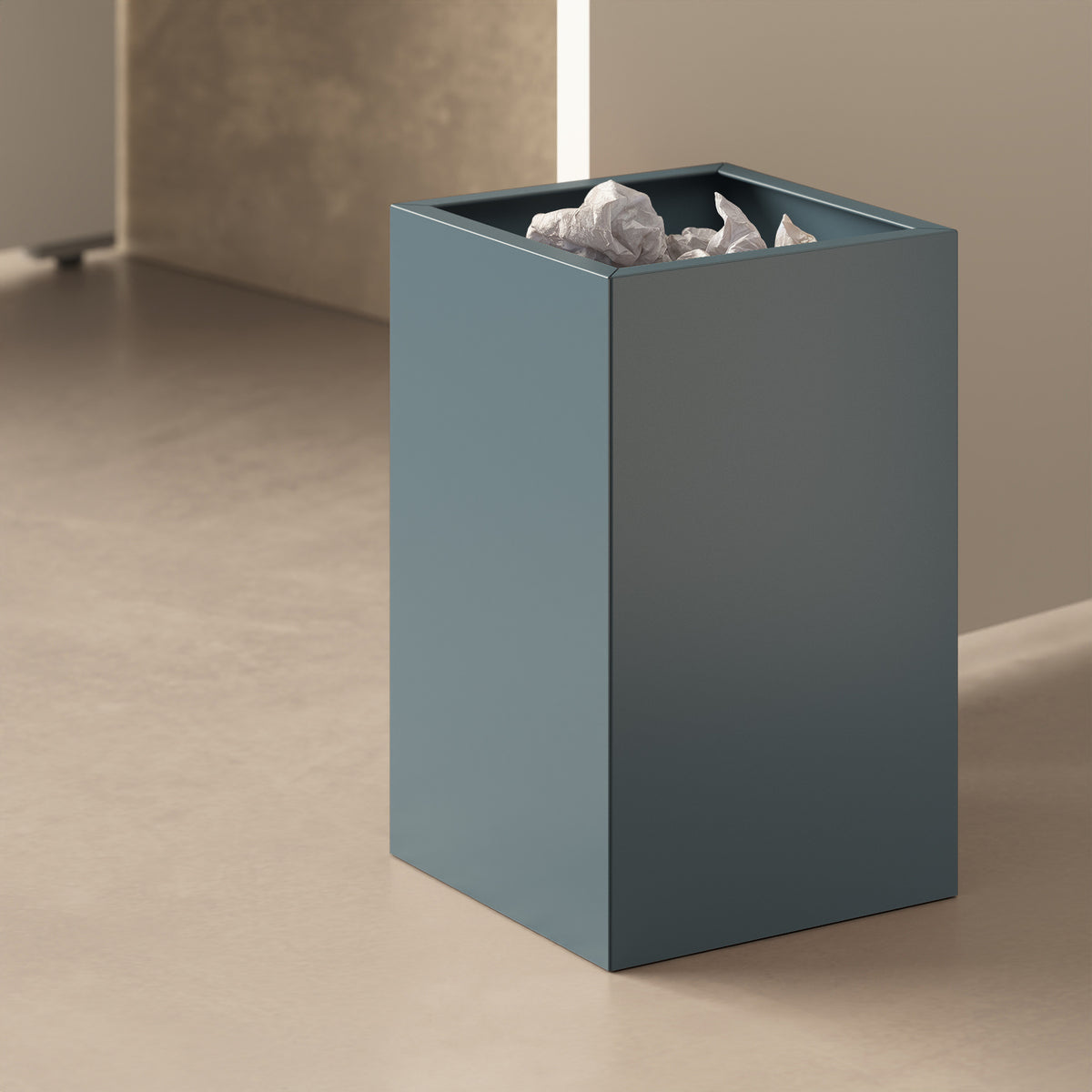 Cestino ALL blu in contesto living — cestino decorativo in metallo abbinato a scrivania e accessori di design