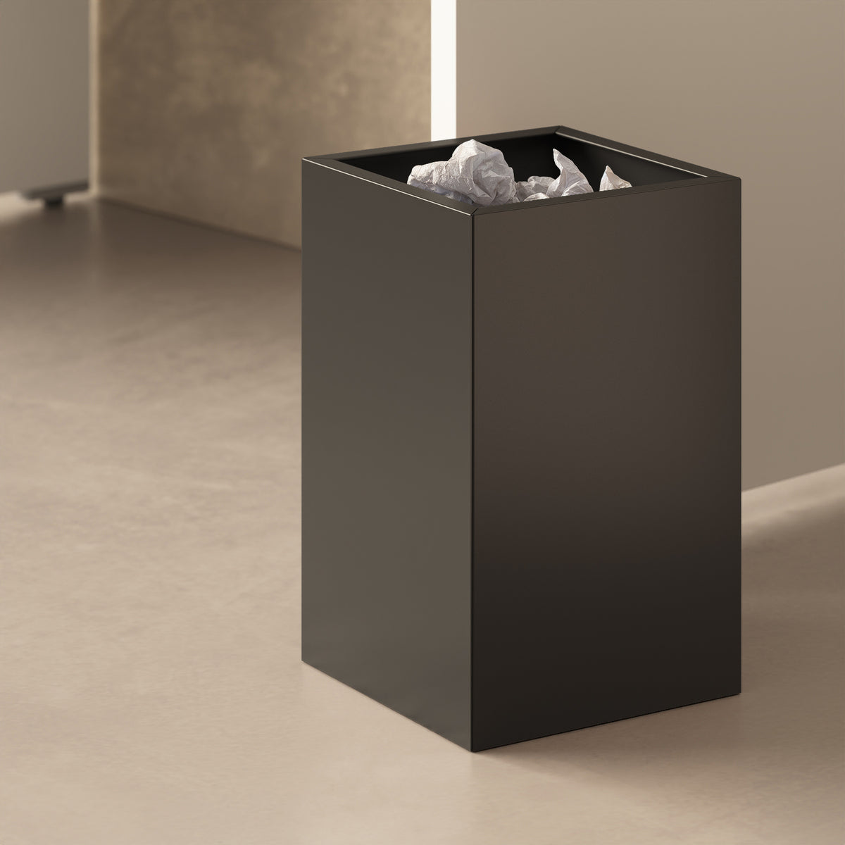 Cestino ALL nero in home office moderno — cestino portacarte abbinato a scrivania nera e monitor