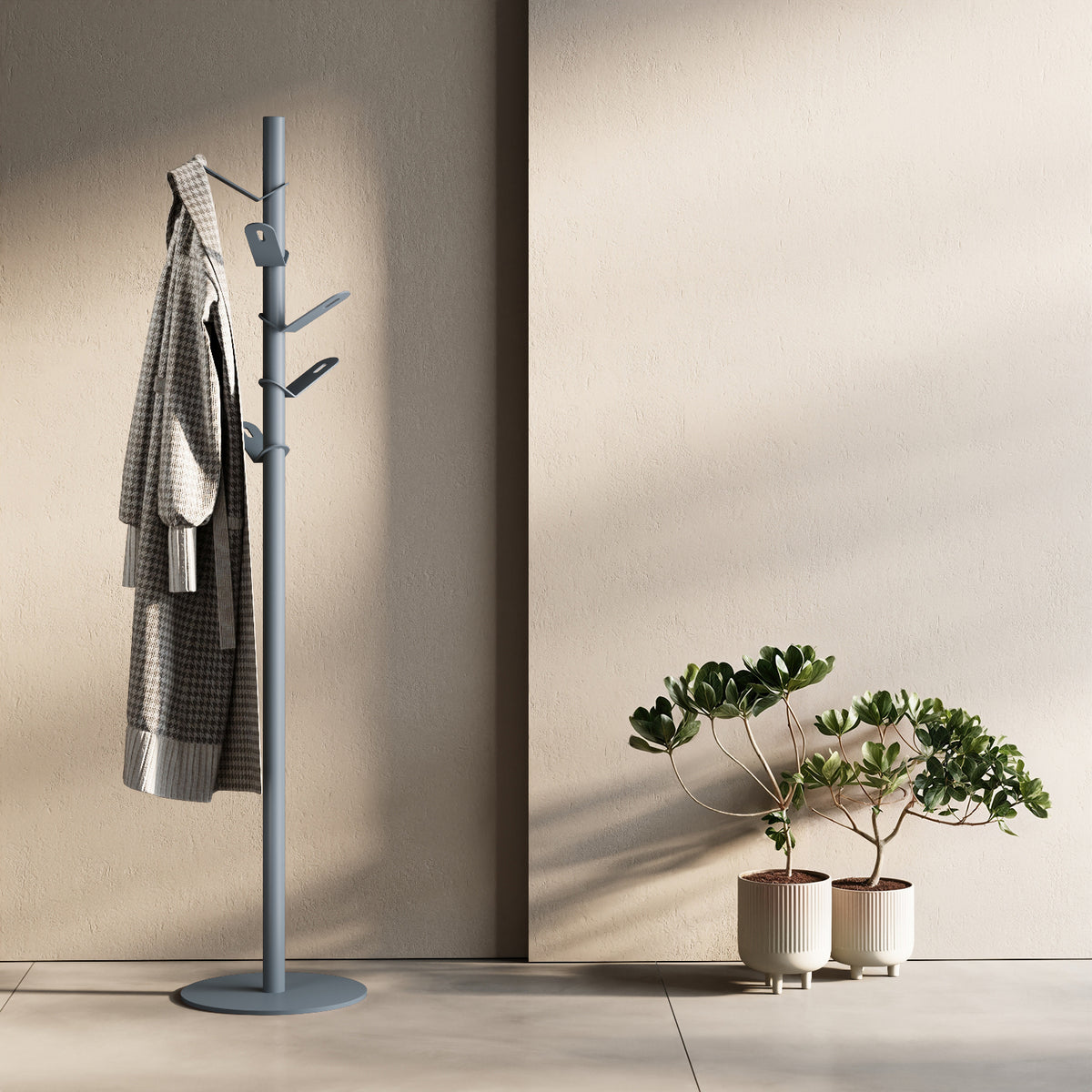 Appendiabiti a terra Leaf blu in ambiente d'ingresso — appendiabiti di design per cappotti, giacche, borse e accessori