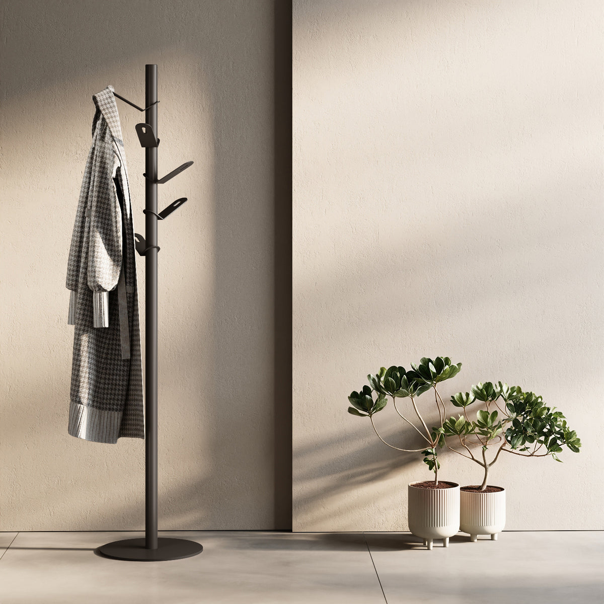 Appendiabiti a terra Leaf nero in ambiente d'ingresso — appendiabiti di design per cappotti, giacche, borse e accessori