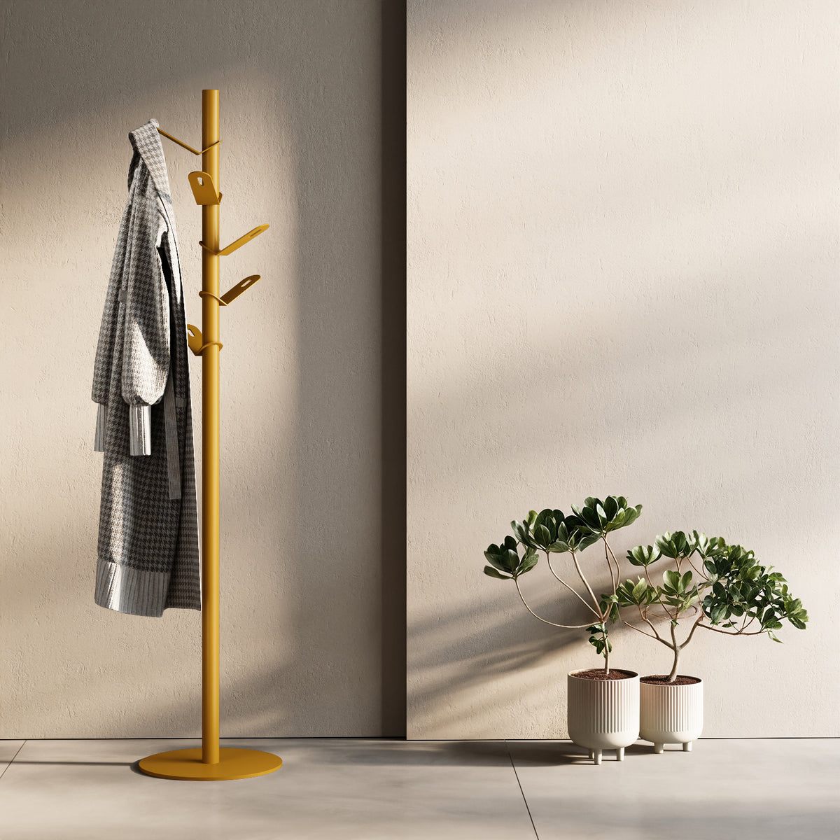 Appendiabiti a terra Leaf giallo in ambiente d'ingresso — appendiabiti di design per cappotti, giacche, borse e accessori