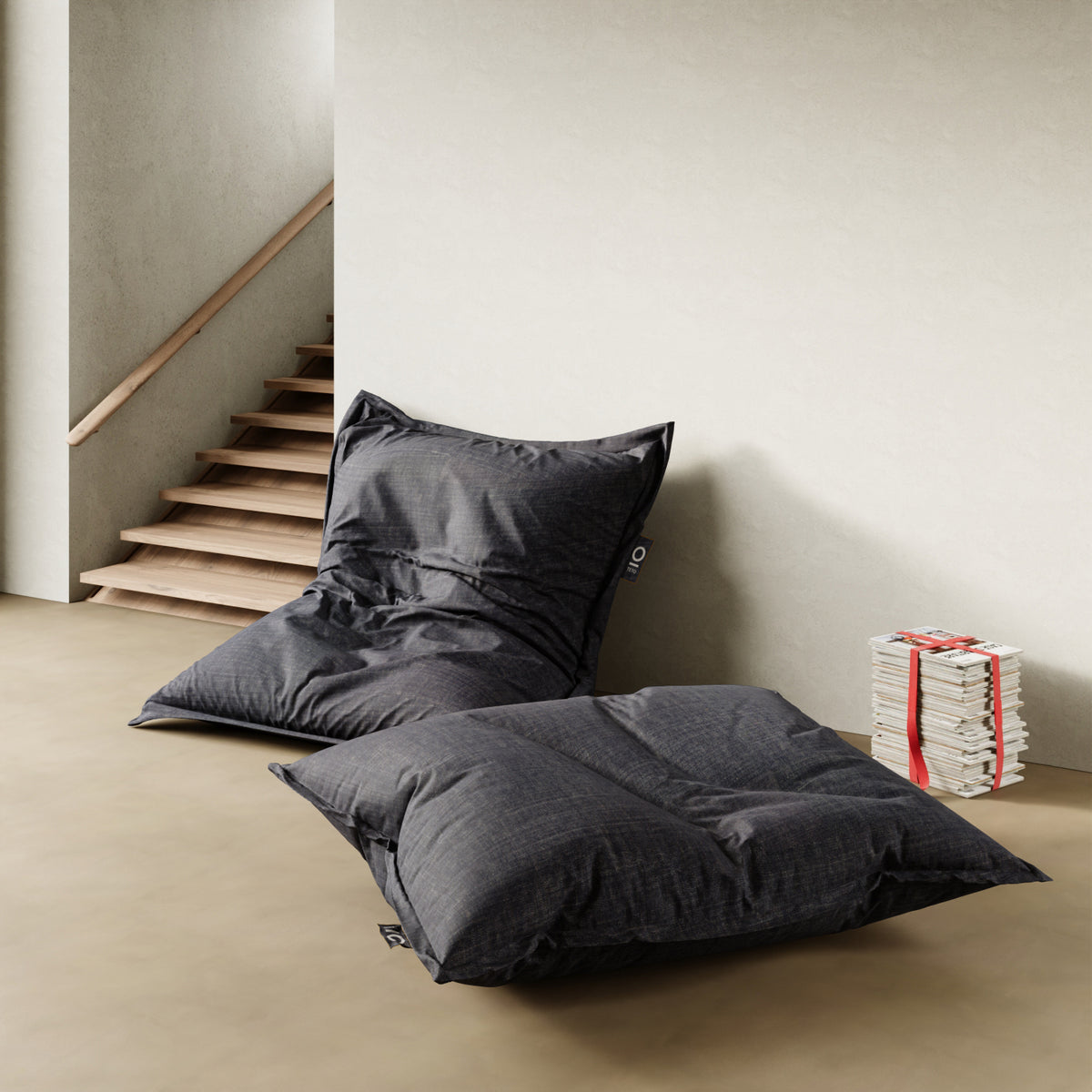 BeanB poltrona a sacco jeans in ambiente domestico — stile industrial chic abbinato a mobili in legno