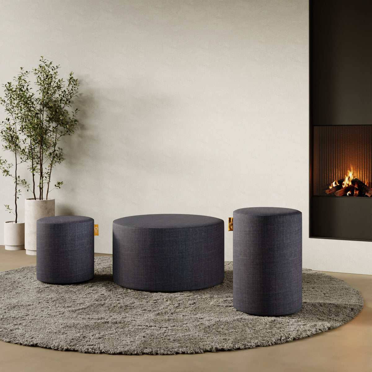 Pouf Comodo jeans taglia M Ø 47 × H 70 cm in contesto living — abbinato a divano e tavolino