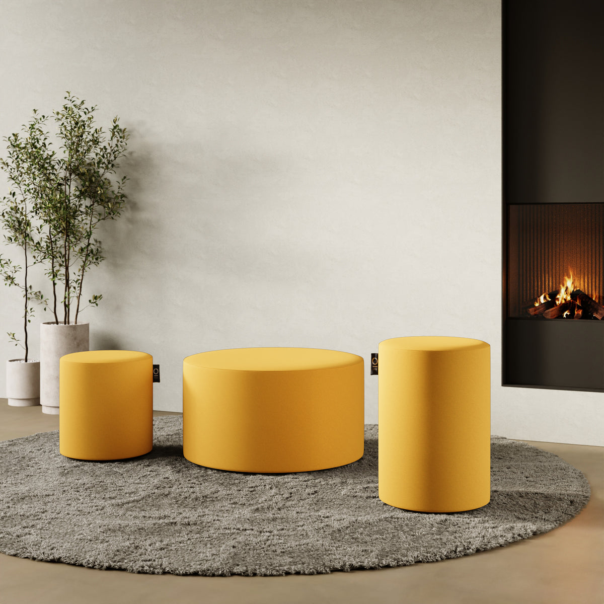 Pouf Comodo giallo taglia S Ø 47 × H 47 cm in contesto living — abbinato a divano e tavolino