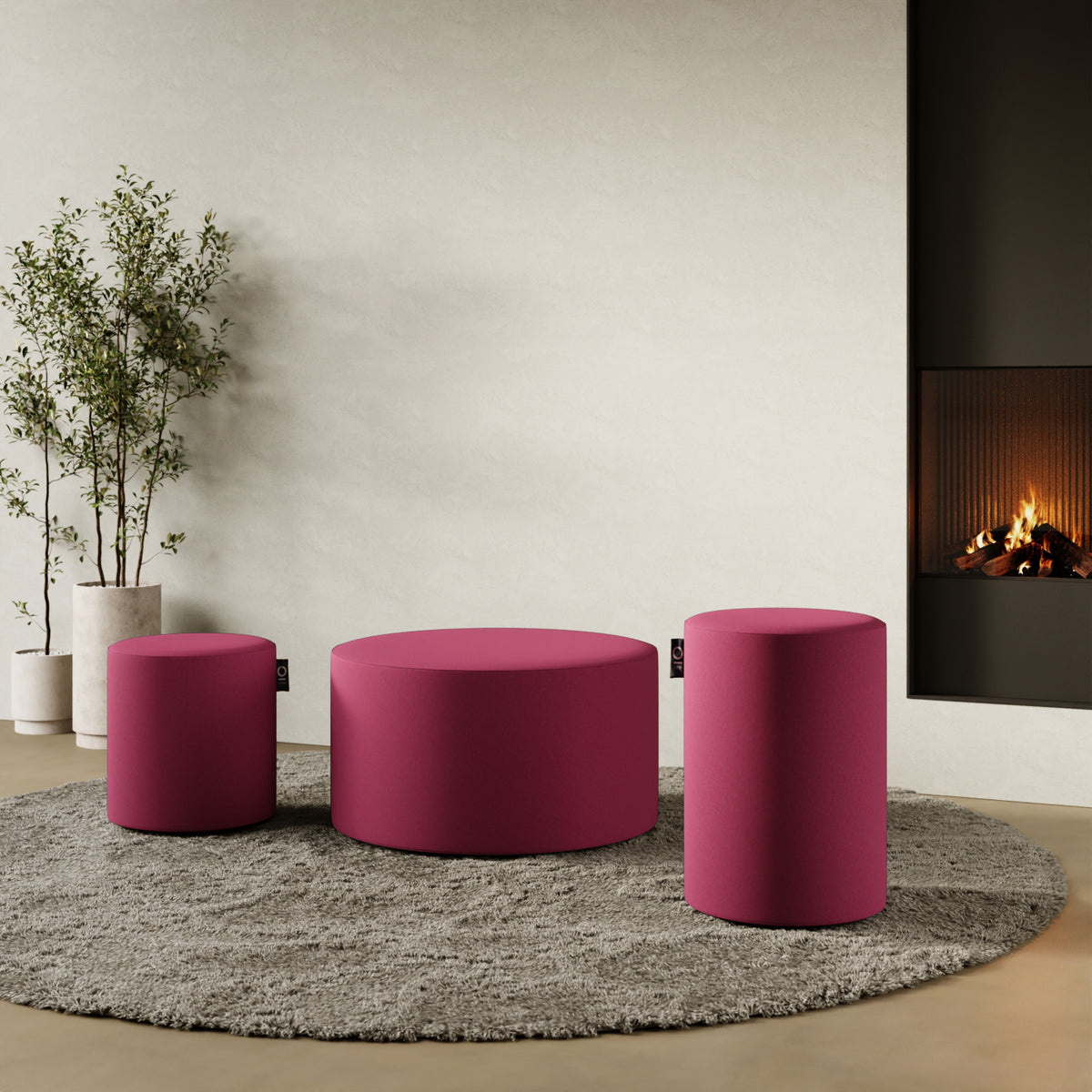 Pouf Comodo fucsia taglia L Ø 90 × H 47 cm in contesto living — abbinato a divano e tavolino