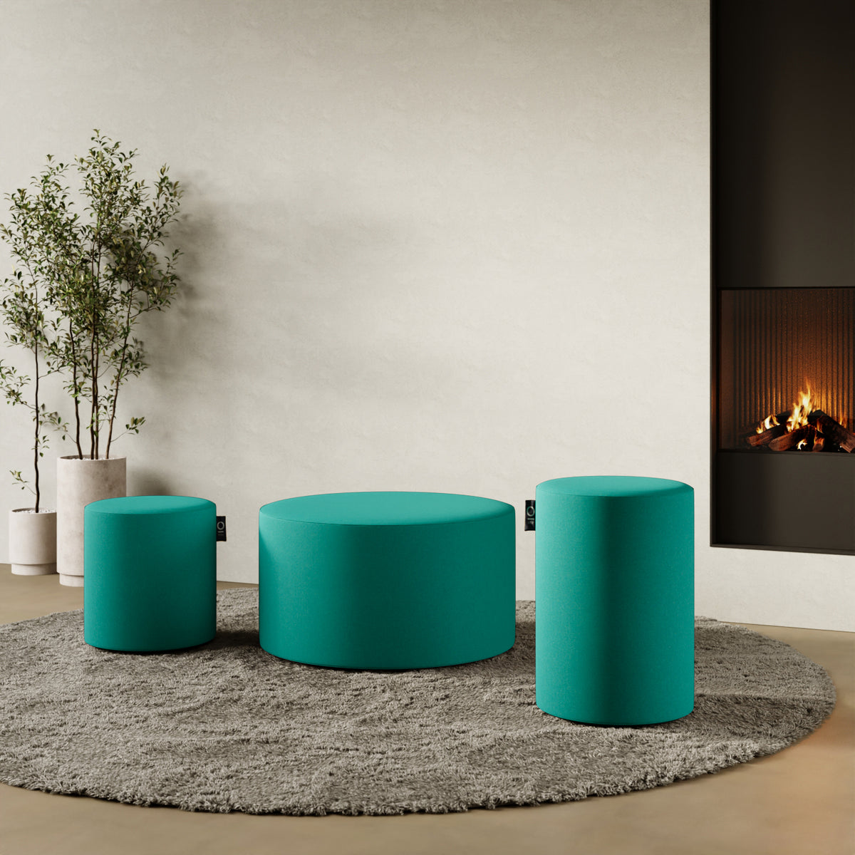 Pouf Comodo turchese taglia M Ø 47 × H 70 cm in contesto living — abbinato a divano e tavolino