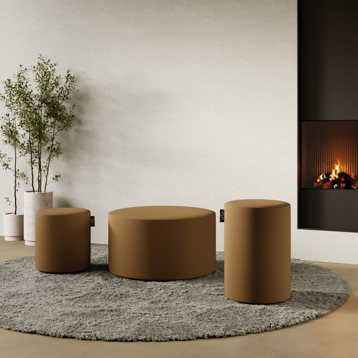 Pouf Comodo tabacco taglia L Ø 90 × H 47 cm in contesto living — abbinato a divano e tavolino