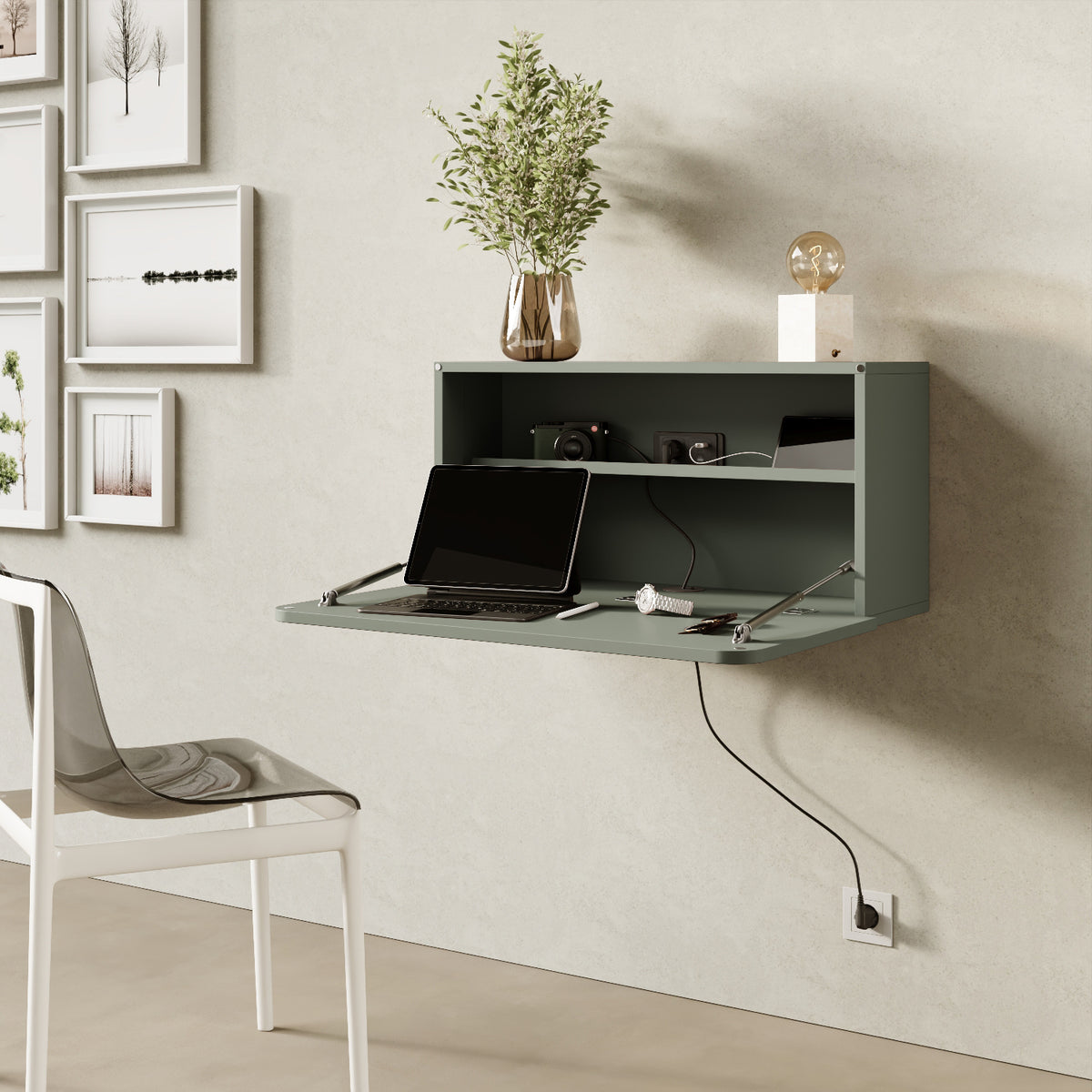 Scrittoio Segno verde elettrificato aperto in home office, scrivania a muro salvaspazio