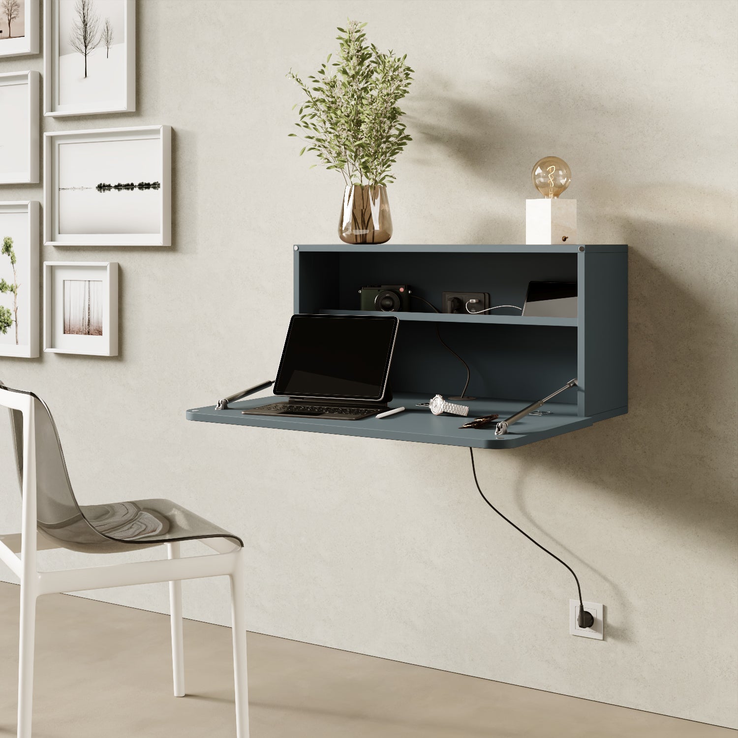 Scrittoio Segno blu elettrificato aperto in home office, scrivania a muro salvaspazio