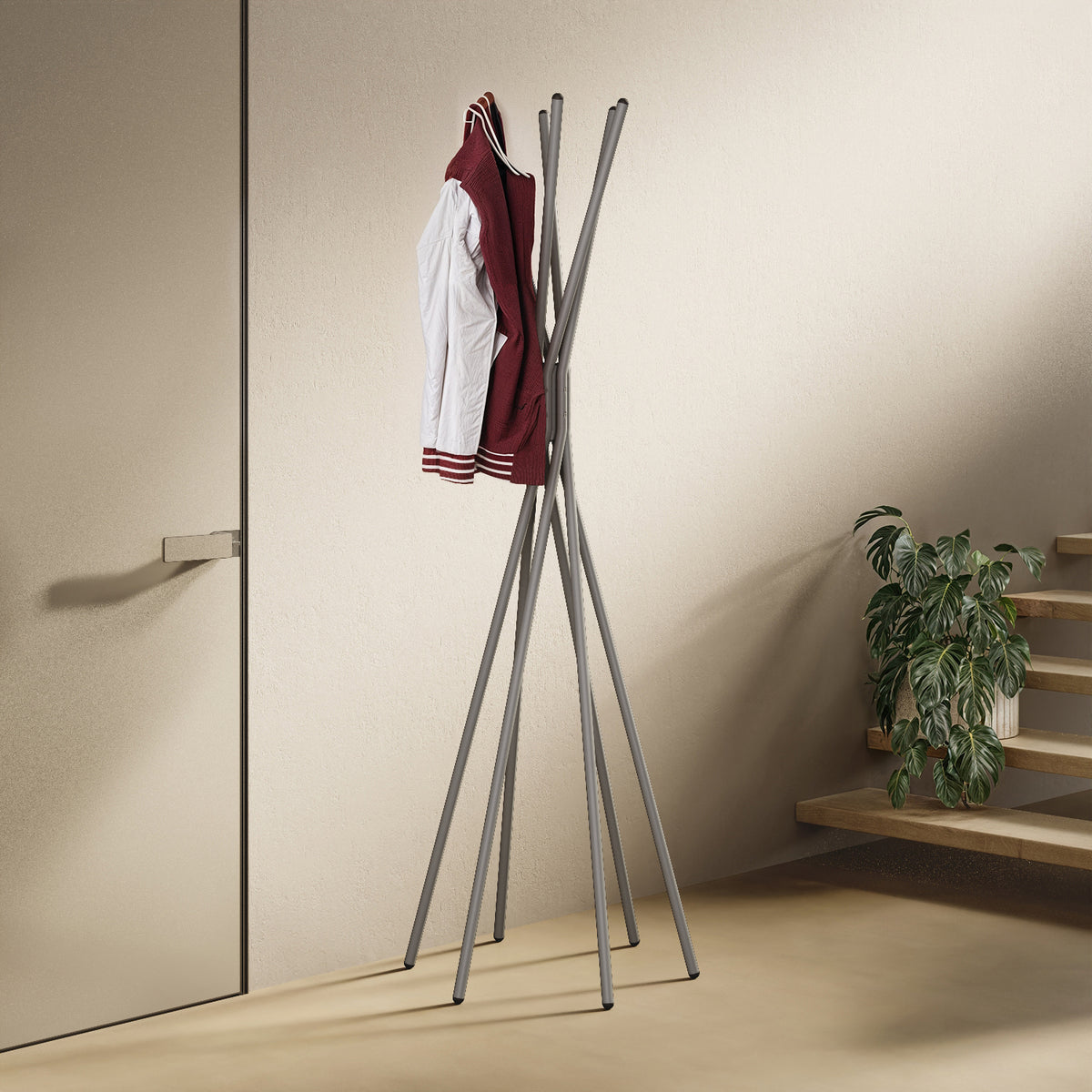 Appendiabiti a terra Tree grigio in ambiente d'ingresso — appendiabiti di design per cappotti, giacche, borse e cappelli
