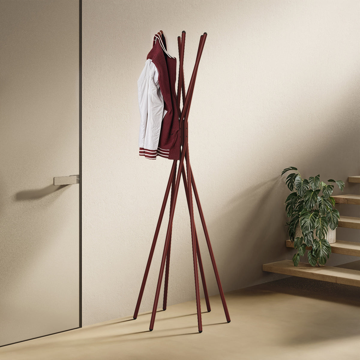 Appendiabiti a terra Tree rosso in ambiente d'ingresso — appendiabiti di design per cappotti, giacche, borse e cappelli